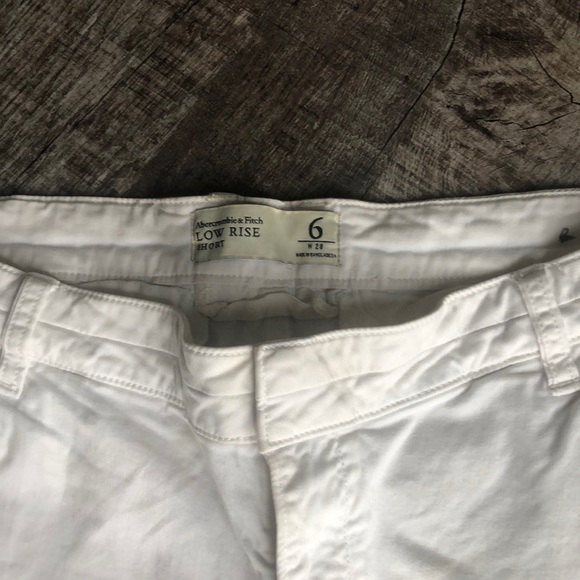 Abercrombie low rise size 6 white shorts - Picture 2 of 3